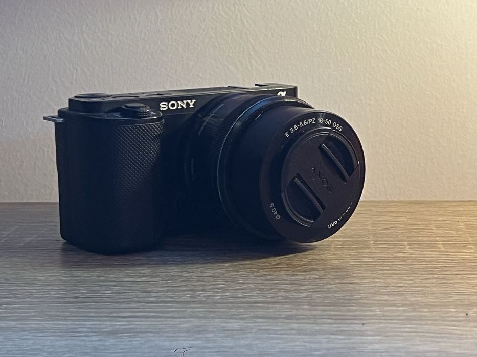 Sony ZV-E10+doua carduri cadou+ sony 35 1.8 OSS (separat)