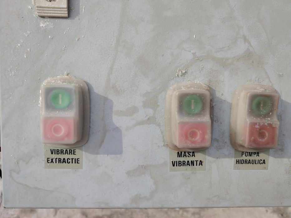 Vând vibropresă staționară STRONG – Stare impecabilă, 6 luni utilizare