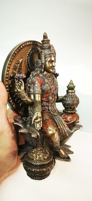 Два статуетки на индийски богини
