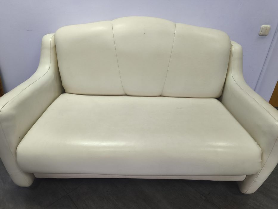 Продаю офисный диван