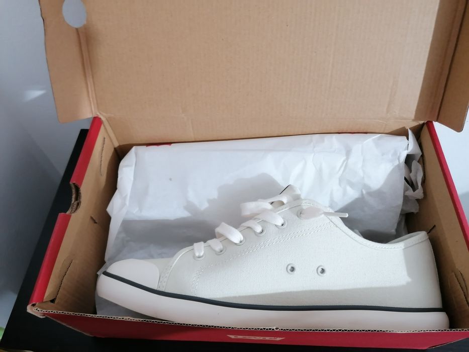 Teniși Levi Strauss noi 44