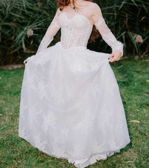 Vând rochie de mireasa A line, purtata o singura data, corset ajustabil pt greutate de până la 58 kg, cu dantela Chantily și mâneci detasabile