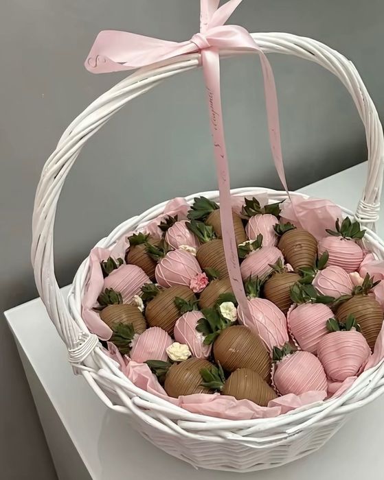 Клубника,финики в шоколаде