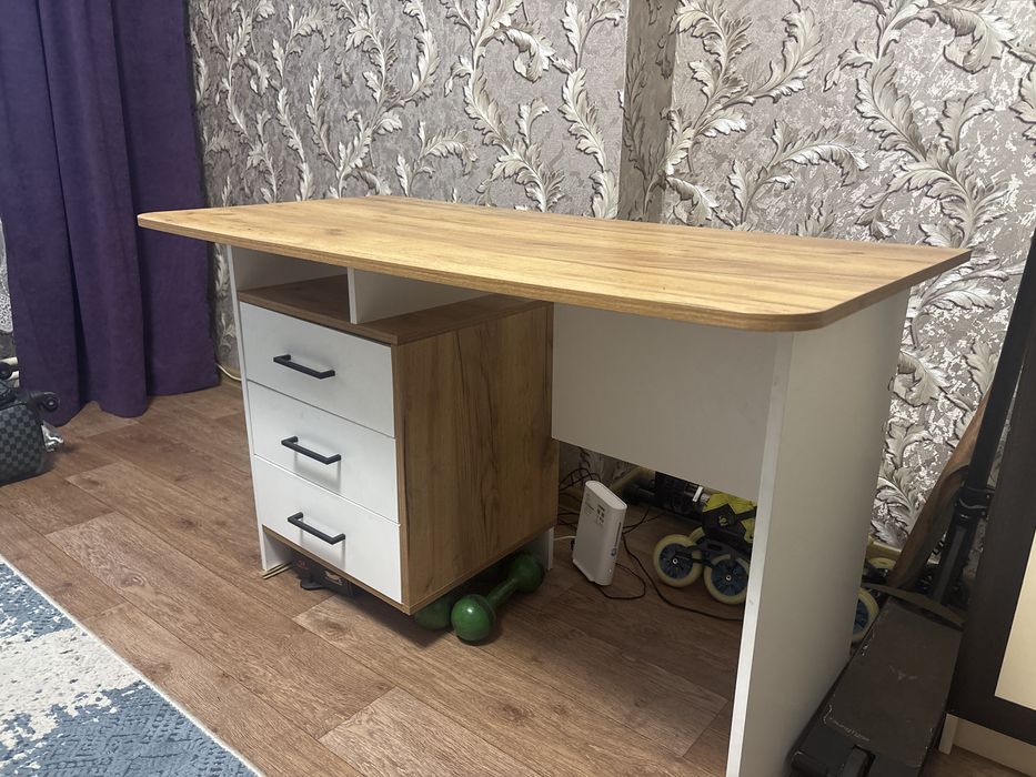 стол письменный/компьютерный