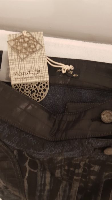 Нова пола с визия на комбинация на кожа, дантела