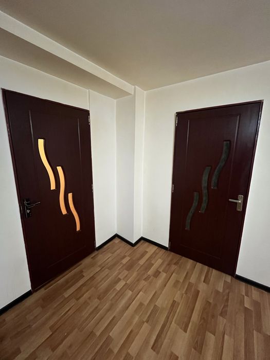 Caut 2 baieti pentru scos parchetul