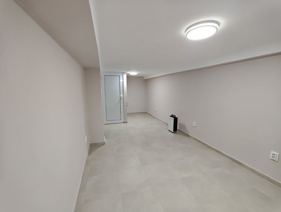 Дава се под наем Магазин в София, Център - 18 кв.м за 298.86 € - Снимка #1