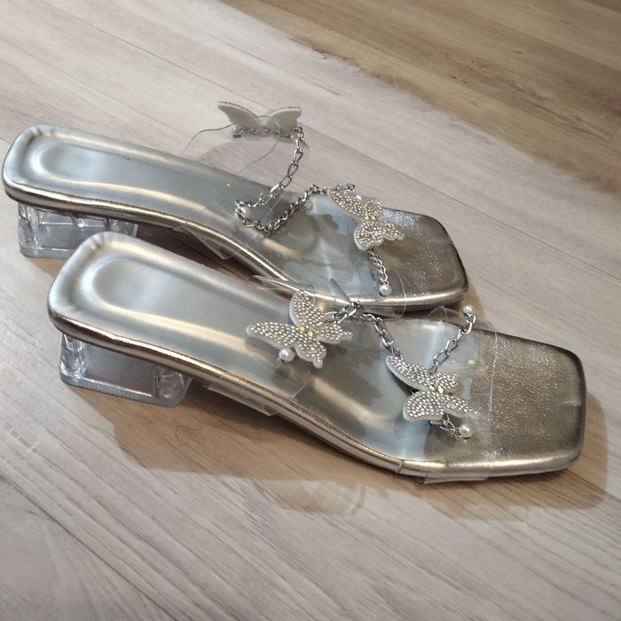 Продам красивые босоножки