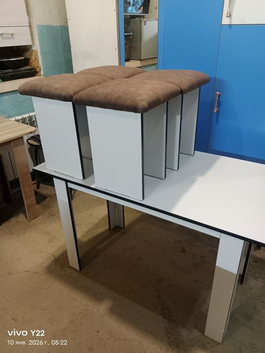 Продам кухонный стол и табуретки