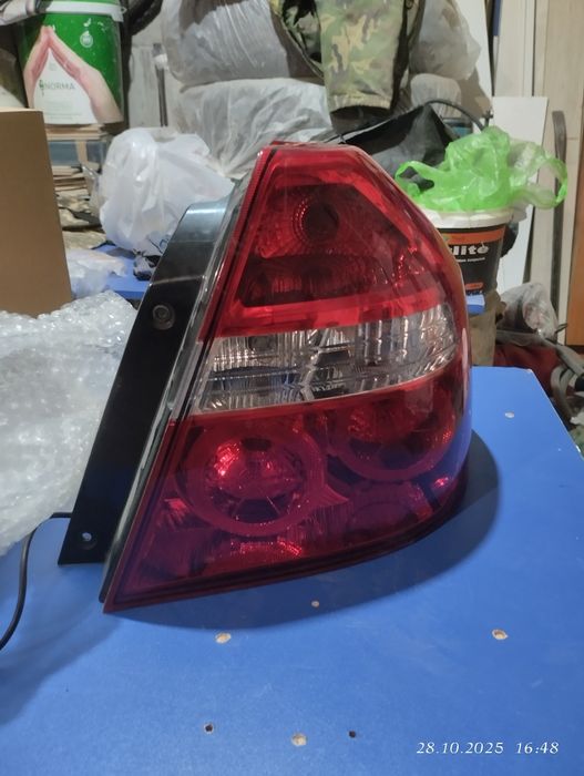 Продам фонарь задний правый