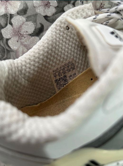 Обувки adidas купих ги 250лв продавам ги защото не ми стават