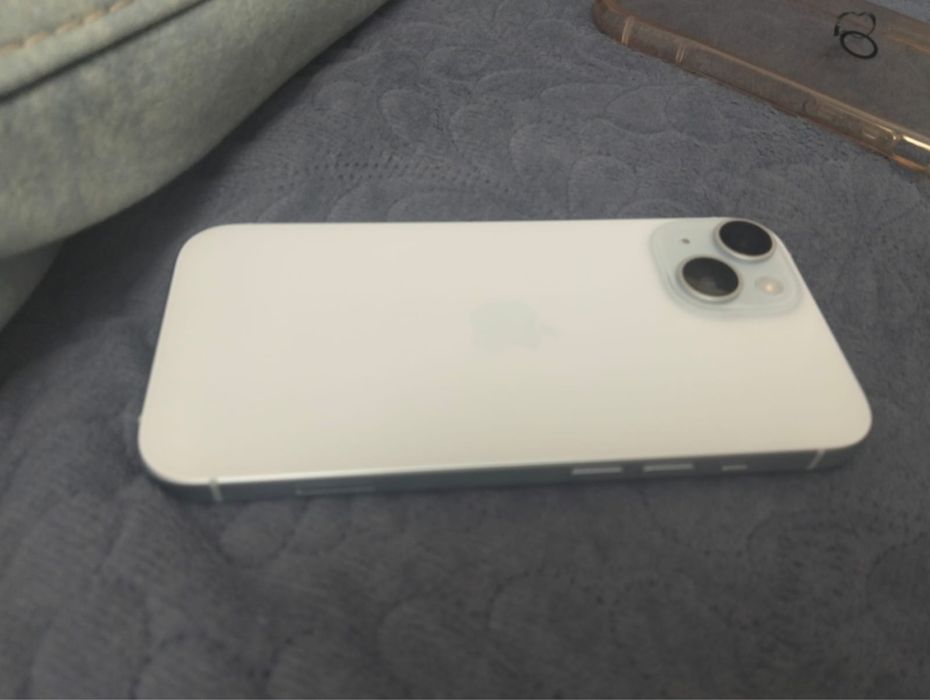 Продается почти новый iPhone 15