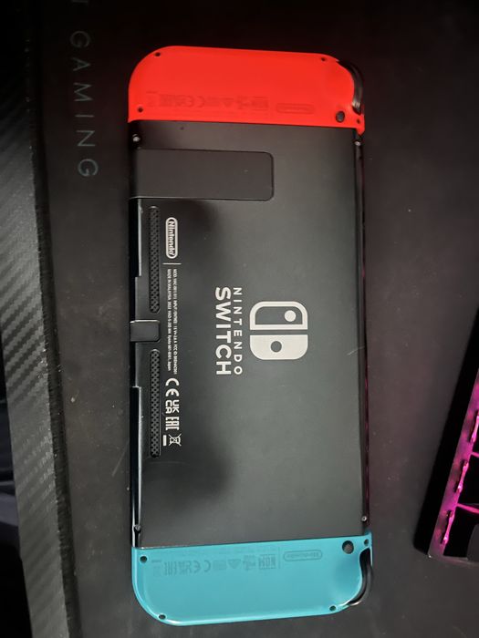 Vand nintendo swich cu 2 jocuri
