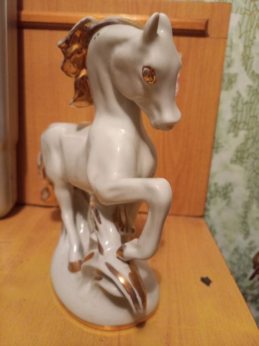 Продам форфоровую статуэтку