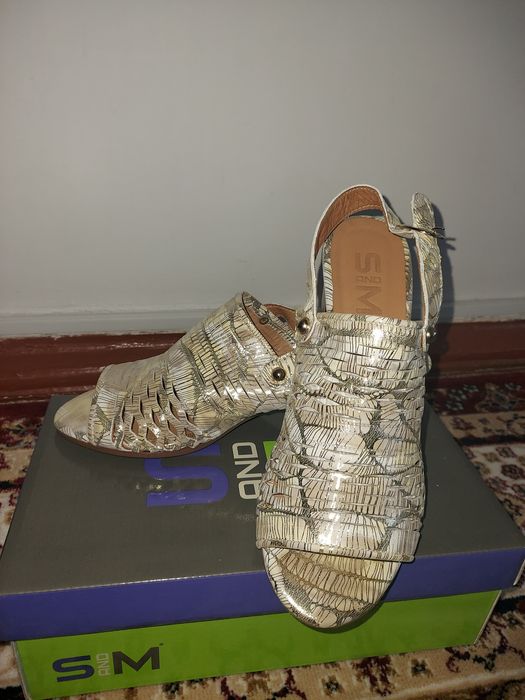 Продаются новые босоножки