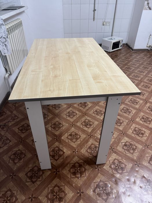 Продам стол дефект ножки