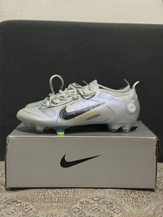 Продаются разных видов бутсы.