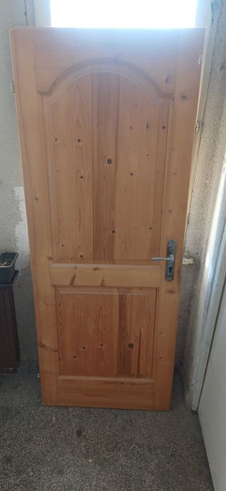 Продавам врата чамова