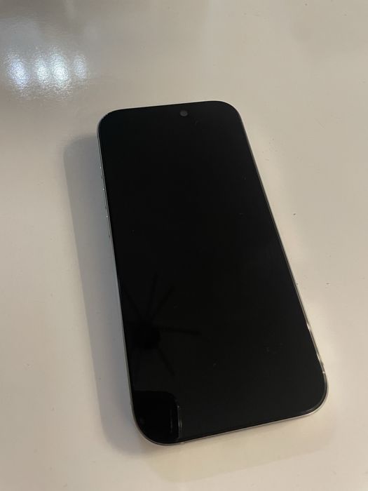 Iphone 16 Pro + 2 huse!