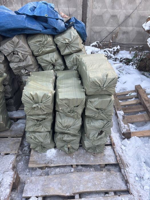 Дрова в мешках, сухие сосна, плотно упакованные