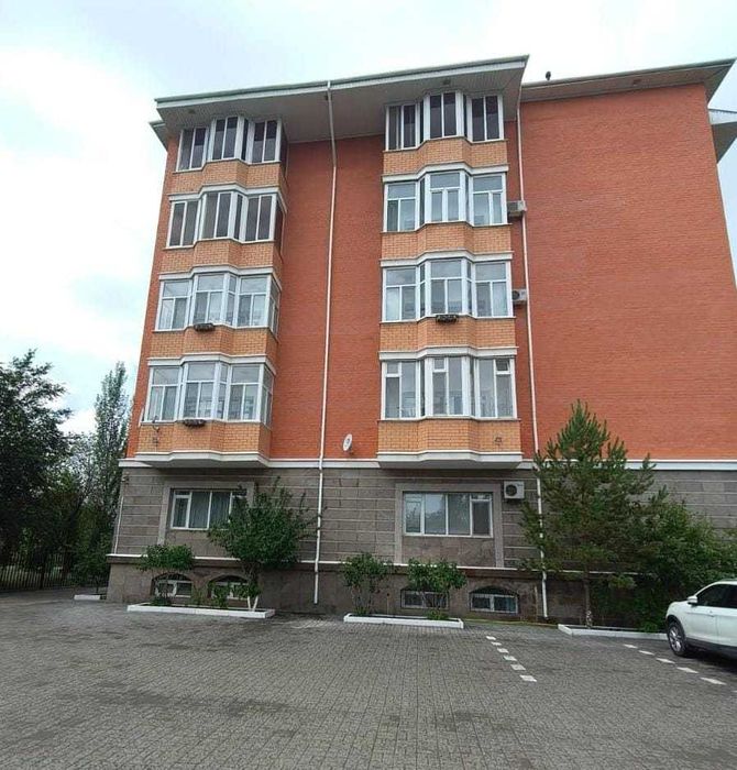 Продаётся цокольный этаж в элитном доме по улице Есет Батыра