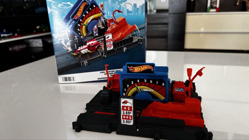 Vând set Hot Wheels - Fuel Station Shift
