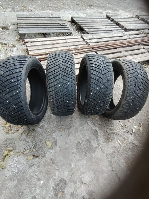 Продам шины зимние 215/55 /17