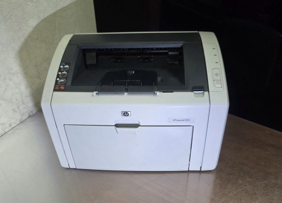 Продаю черно-белые лазерный принтер HP 1022