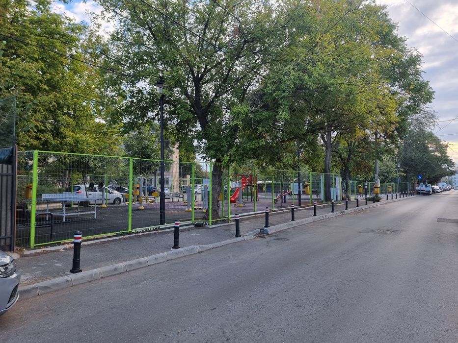 Ofer spre închiriere apartament cu 3 camere