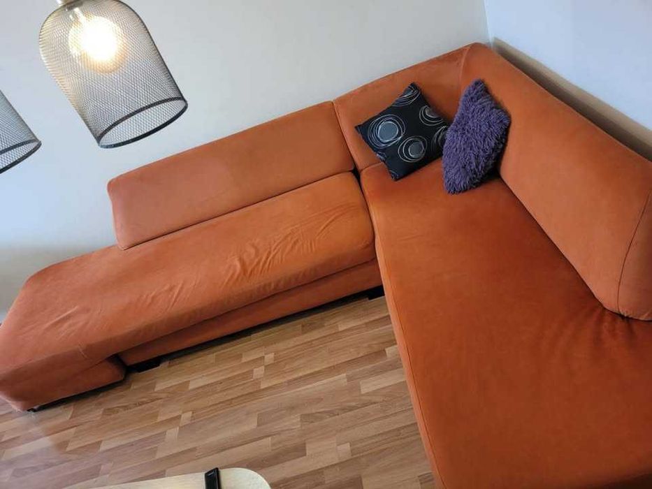 Оранжев Диван (orange couch)