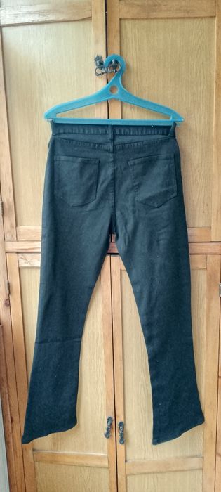 Расклешённые джинсы.