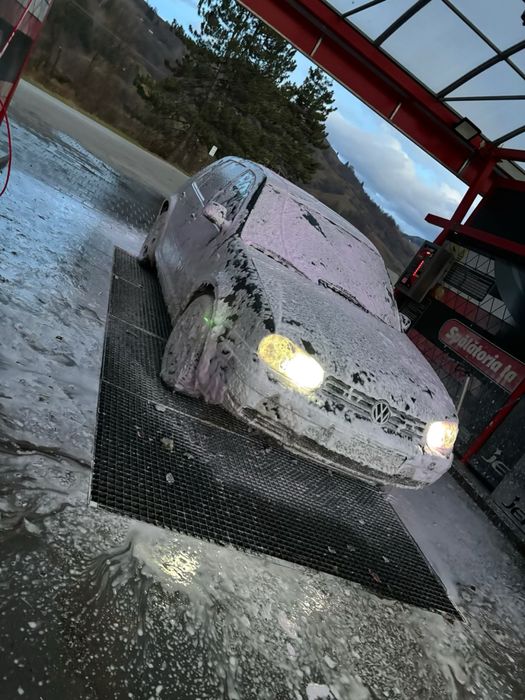 Vând sau schimb golf 4