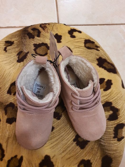 Ghete din piele naturală, noi, cu etichetă.