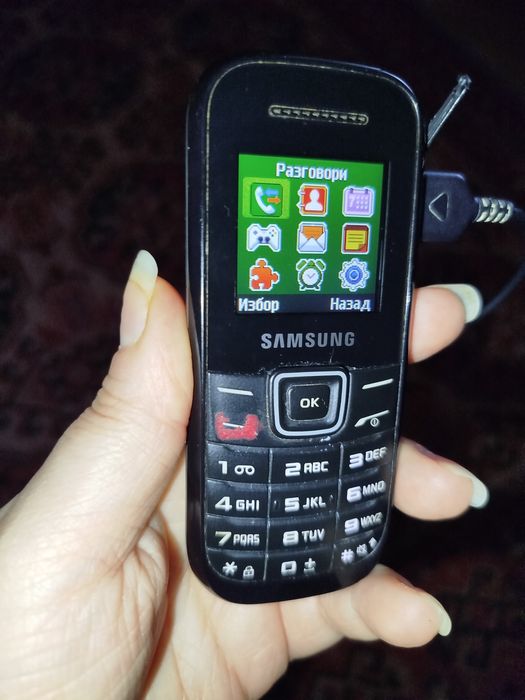 Телефон Samsung със зарядно.