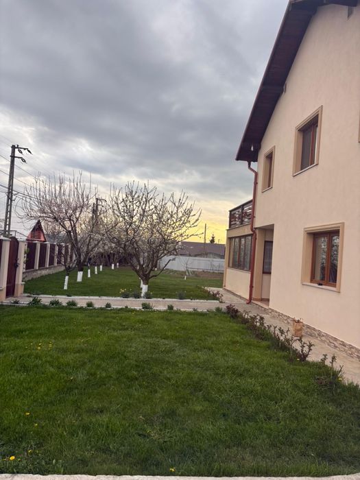 Vând/Schimb casă Buhuși – 4 camere, 195 mp | Accept ap. 2 camere + diferență