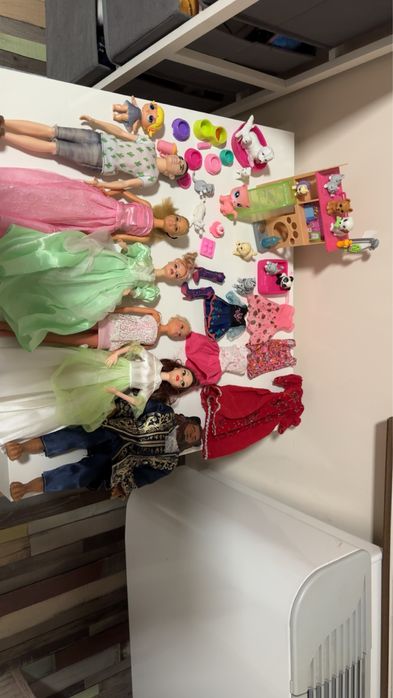 Комплект Barbie с допълнителни кукли и аксесоари