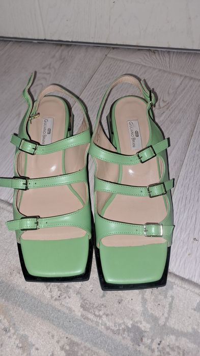 Босоножки на каблучке