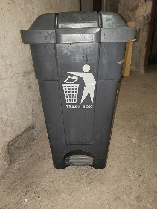 Пластмасов кофа с подвижен капак 70 л.