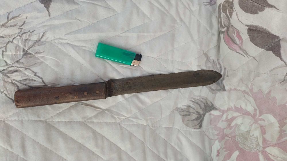 Пчеларския нож, Стара поставка за 
ютия и туристическо шише