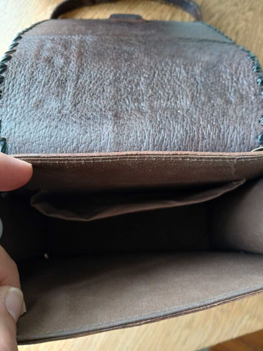 Чанта от естествена кожа.