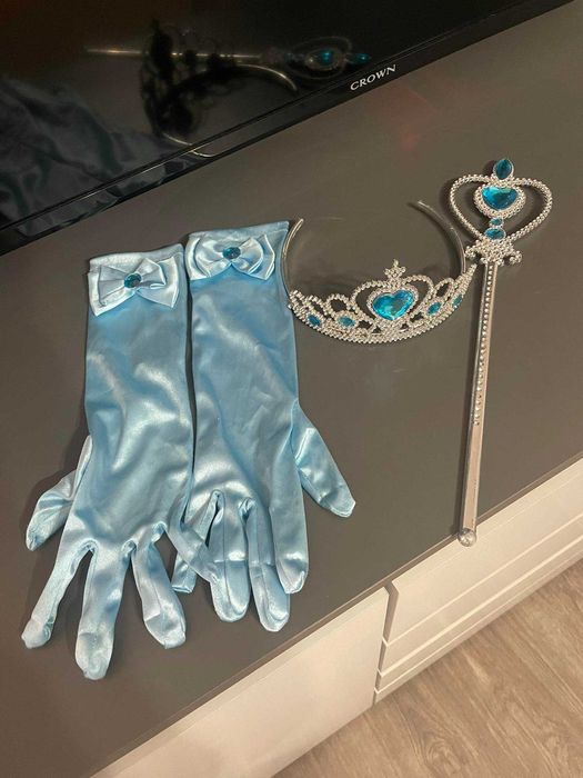 Рокля на Елза с корона, жезъл и ръкавици