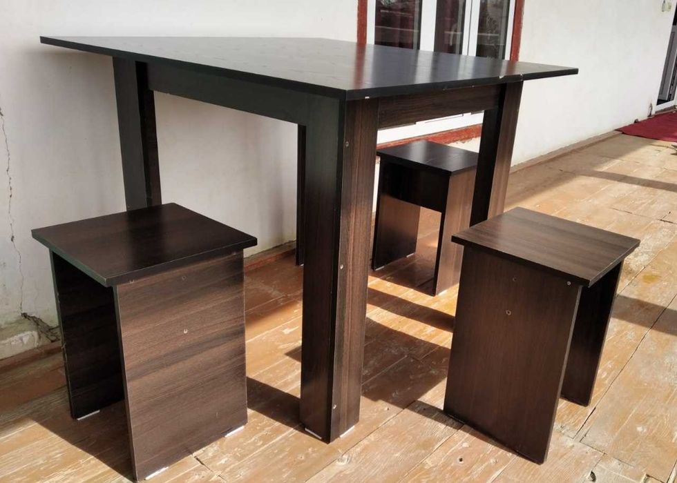 Oshxona va zal uchun bollar xonasi uchun stol stullar sotiladi