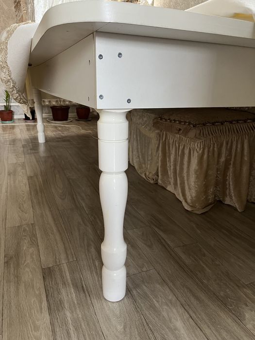 Стол для гостей