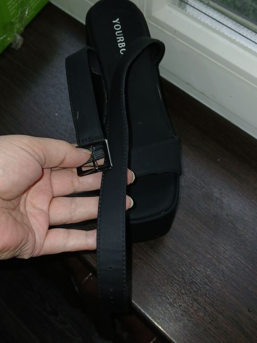 Босоножки чёрные