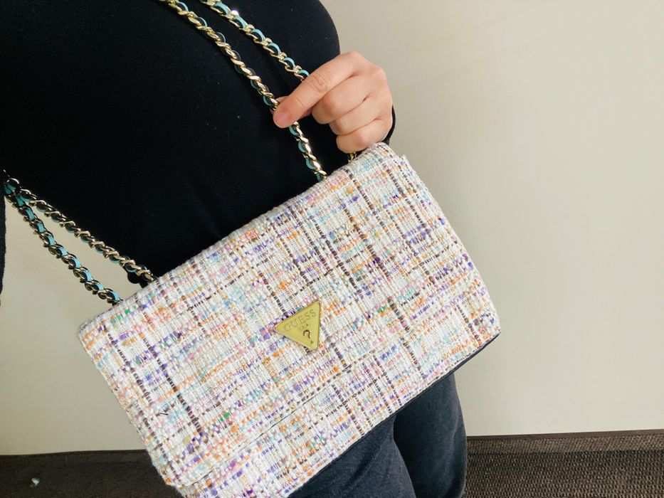 Guess нова много красива чанта букле и кожа