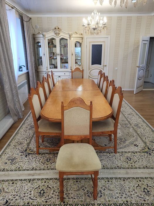 Стол и 12 стульев ручной работы.