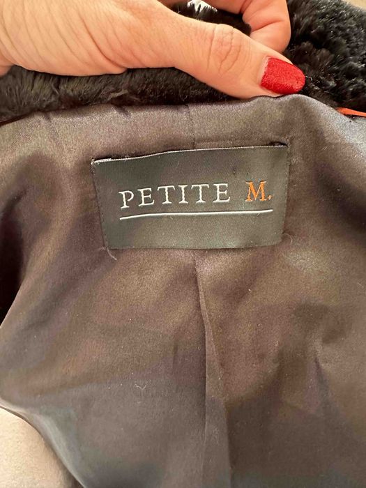 Продавам черно палто с качулка