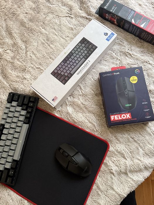 Геймърска клавиатура , мишка и мауспад.