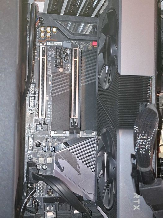 Продавам геймърски компютър AMD Ryzen 7 5800X  NVIDIA GeForce RTX 3070  RAM: 32 GB 2TB SSD