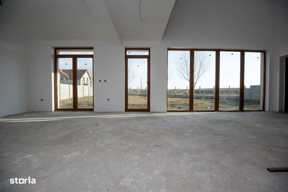 Vila Pecica, 3 dormitoare, 3 băi, teren 450 mp